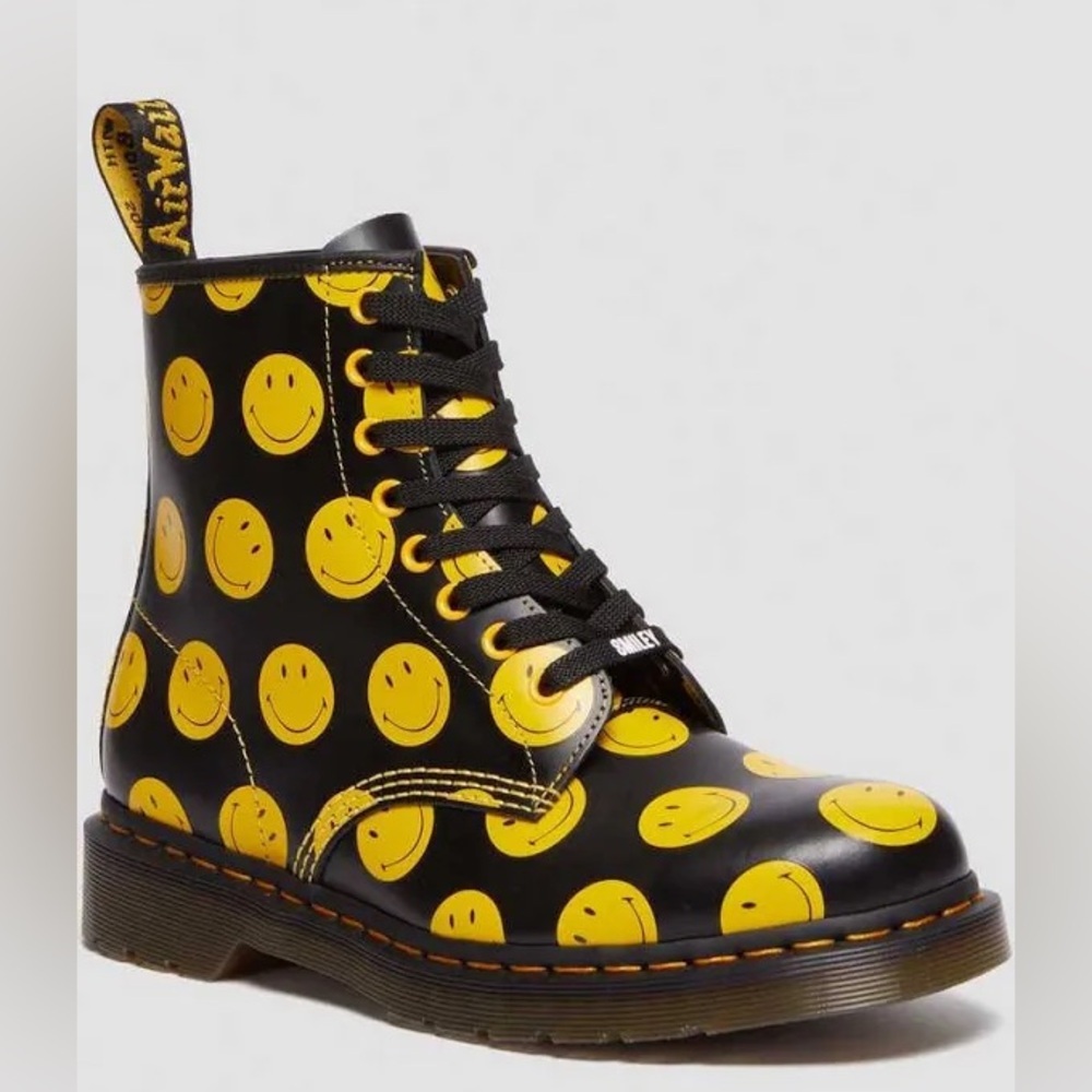 Smiley Dr Marten Limited Edition - Picture 10 of 15